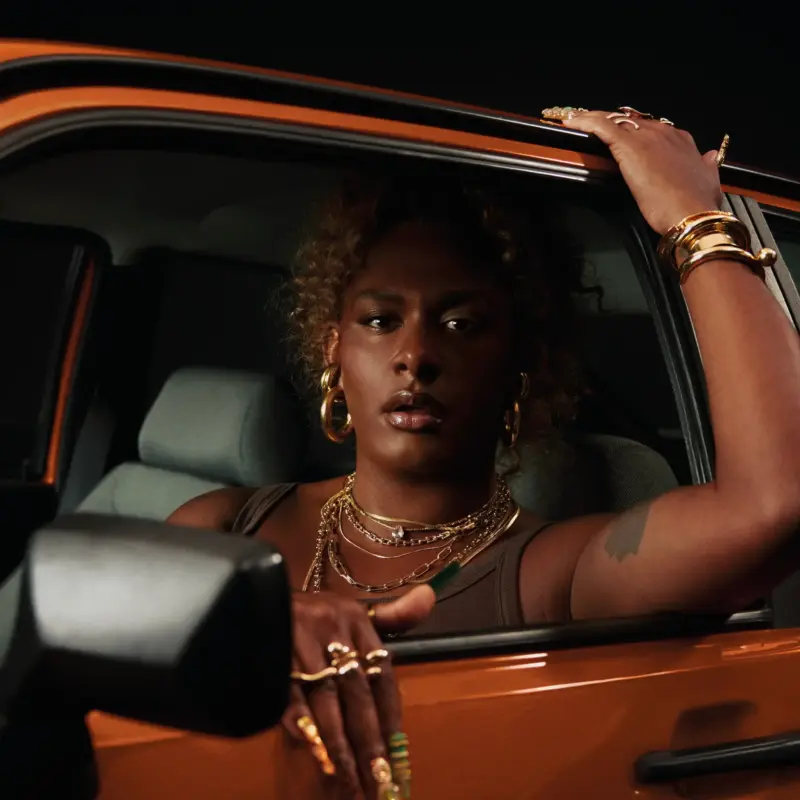 Liniker inspira o sonho de um mundo melhor na capa da Billboard  Over 30