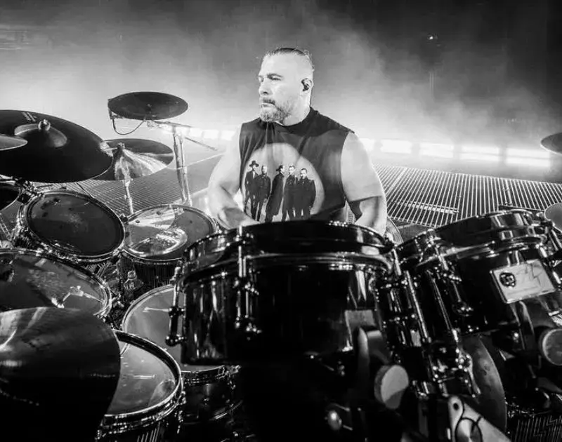 Membro do System of a Down pede justiça ao cachorro Orelha