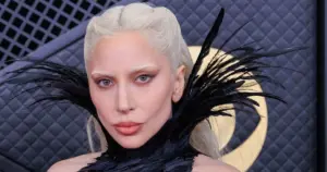 Lady Gaga no Grammy 2026 (Grosby)