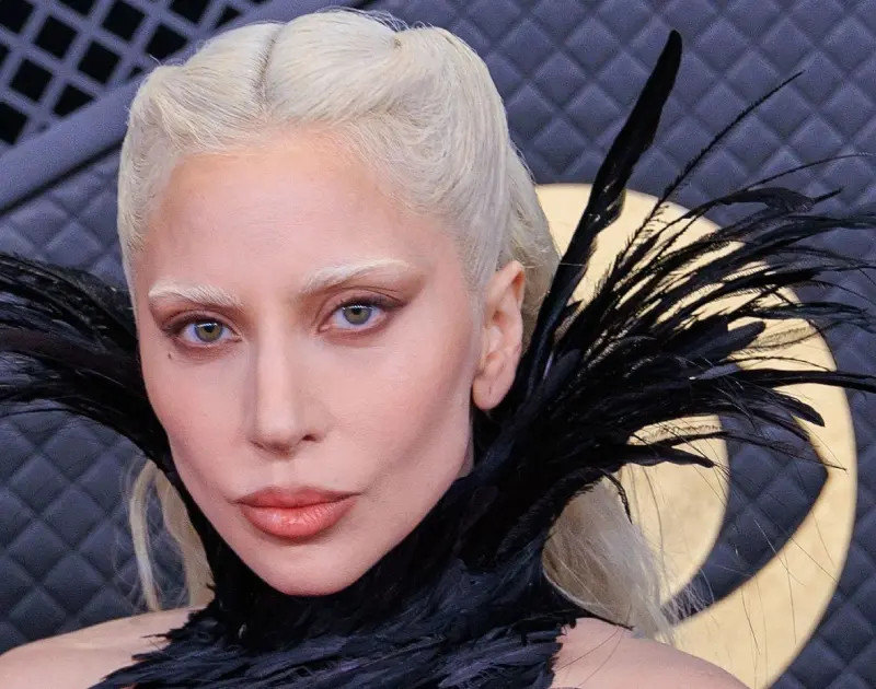 Lady Gaga se derrete por Bad Bunny após vitória no Grammy: veja