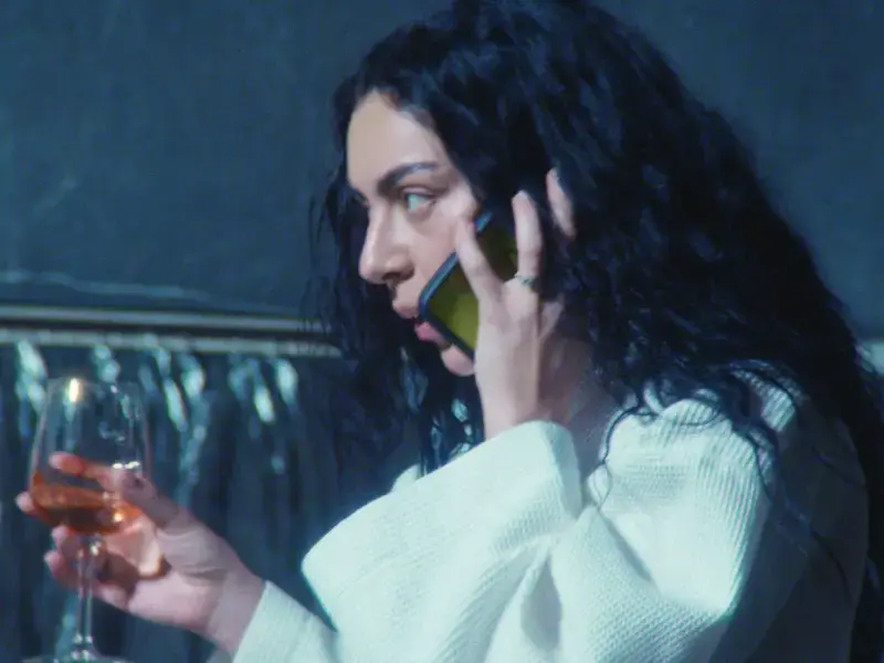 Filme de Charli XCX ganha data de estreia no Brasil