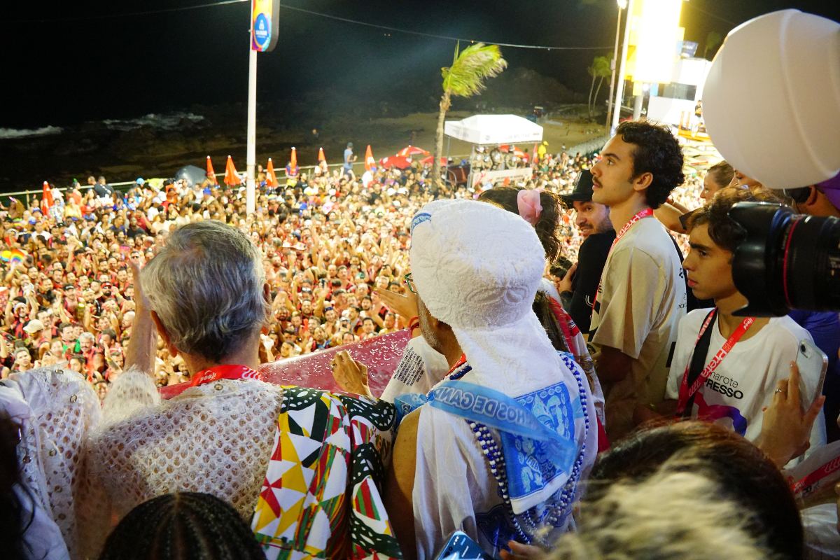 Smirnoff coloca a Caipiroska no centro da cultura brasileira no Carnaval 2026 3 A varanda do Expresso 2222 em Salvador (Divulgação)