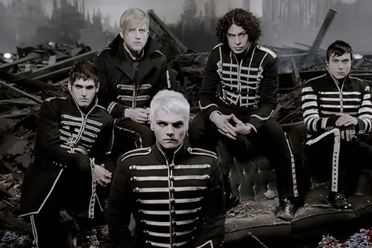 My Chemical Romance no clipe de "Welcome to the Black Parade" (Reprodução / Youtube)