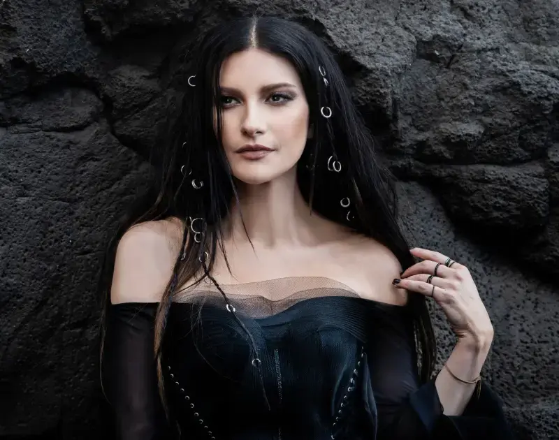 Laura Pausini fala sobre parceria com Ferrugem em novo disco: ‘Achei no Google