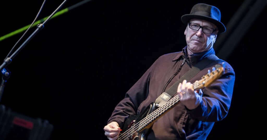 Fred Smith, baixista do Television, em show em 2014