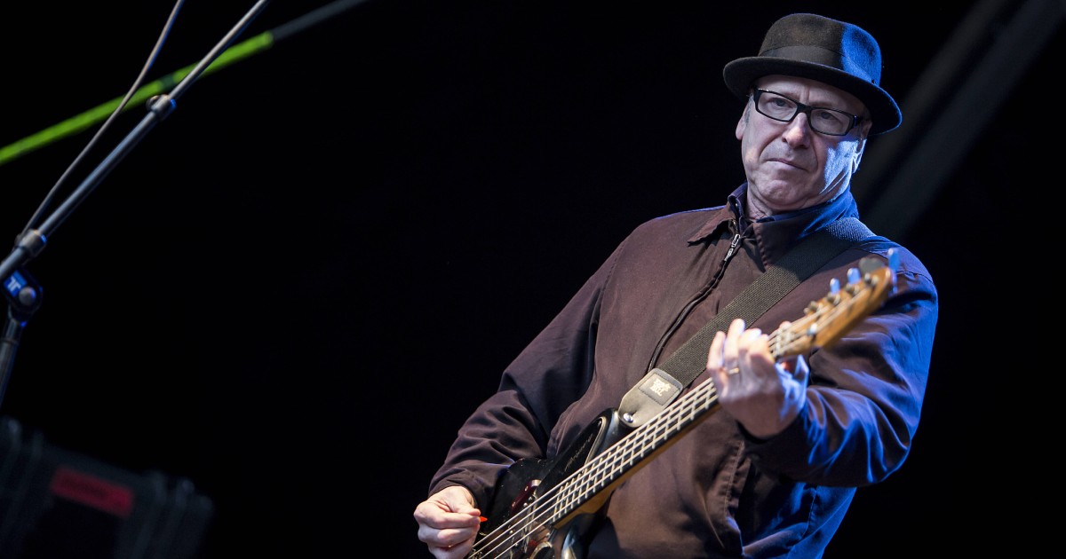 Fred Smith, baixista do Television, em show em 2014