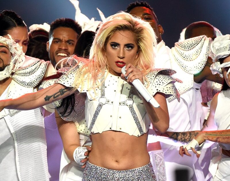 Lady Gaga se desculpa após polêmica com bronzeador da Haus Labs