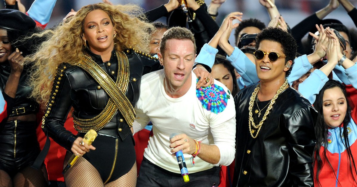 Os 10 shows do intervalo do Super Bowl mais assistidos da história 3 Chris Martin com Beyoncé e Bruno Mars no show do intervalo no Super Bowl