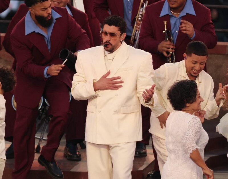 Após Super Bowl, Bad Bunny tem alta de 426% nos streams no Spotify no Brasil