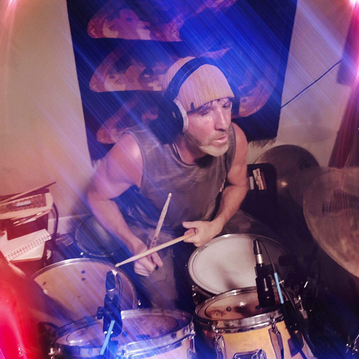 MYND READER acende a revolução do rock com álbum de estreia homônimo 2 O baterista e letrista Brian Sachs (Divulgação)