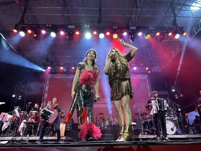 "O frevo é a injeção de ânimo que me acende por dentro" diz Flaira Ferro 2 Flaira Ferro e Elba Ramalho Caio Machado Divulgacao