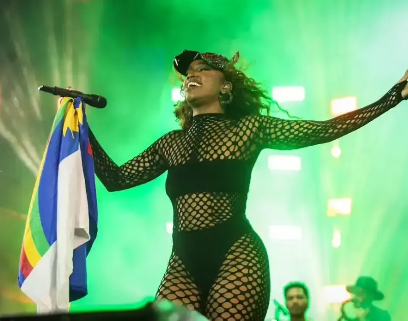 No Marco Zero, as divas do samba e do pop mostram “um pouquinho de Brasil iáiá