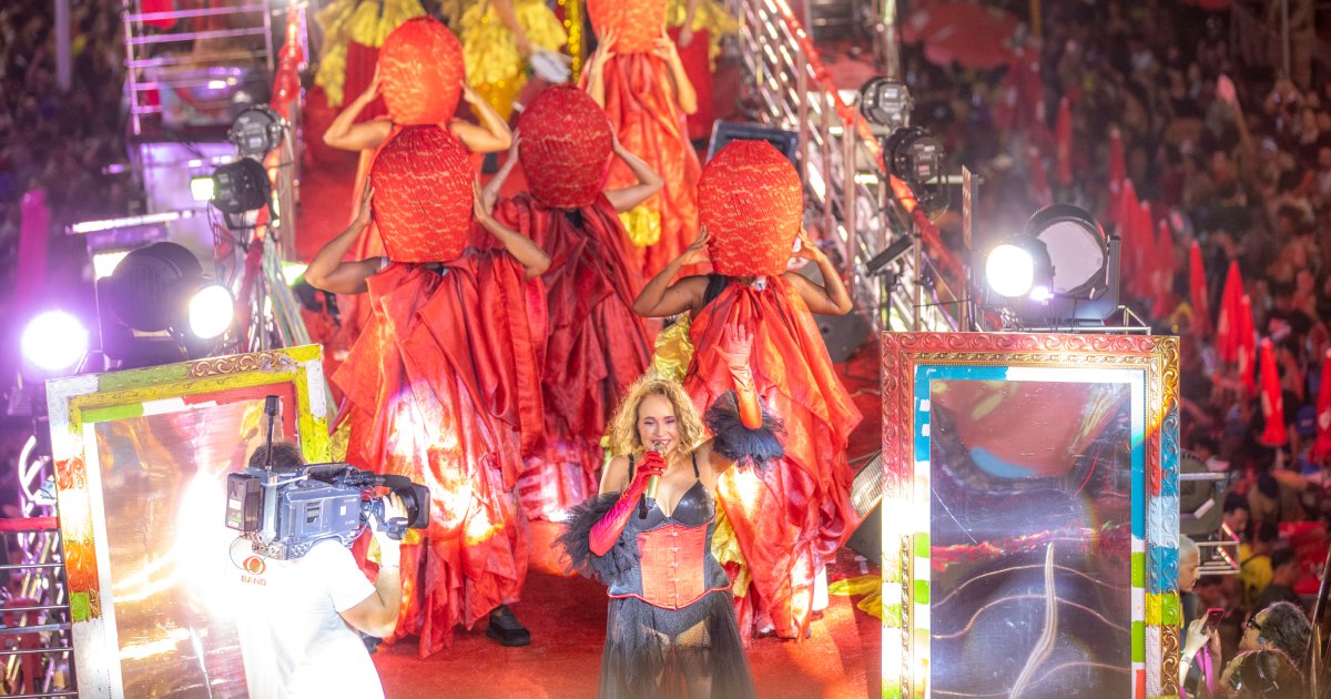 Daniela Mercury começa show no meio da pipoca em Salvador: 'Sensação única' 2 Daniela Mercury no Carnaval de Salvador 2026