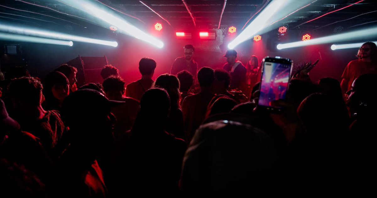 Camarote Alma Rio: veja as fotos da folia na Sapucaí desta sexta (13) 2 DJ Gaspar Muniz e Ubuntu