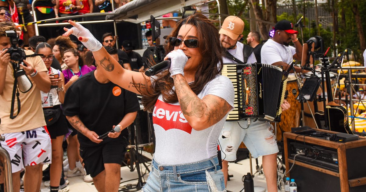 Grávida, Lauana Prado anuncia sexo e nome do bebê em trio elétrico em SP 2 Lauana Prado em bloco em São Paulo