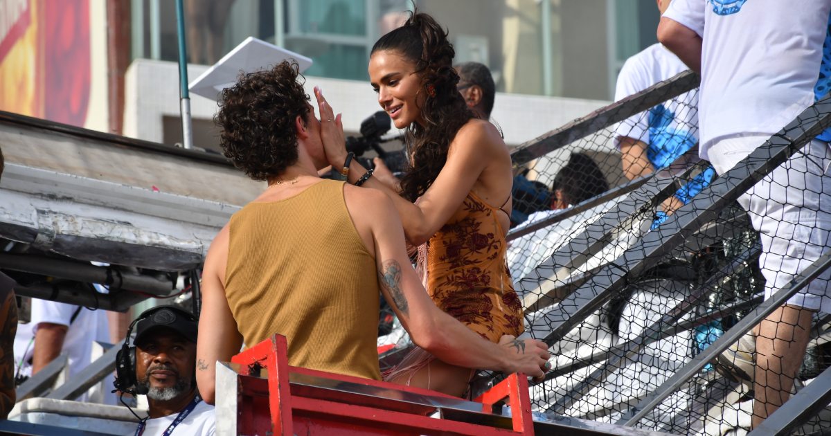 Romance no ar: Shawn Mendes e Bruna Marquezine curtem trio de Ivete Sangalo 3 Bruna Marquezine e Shawn Mendes no trio de Ivete Sangalo em Salvador