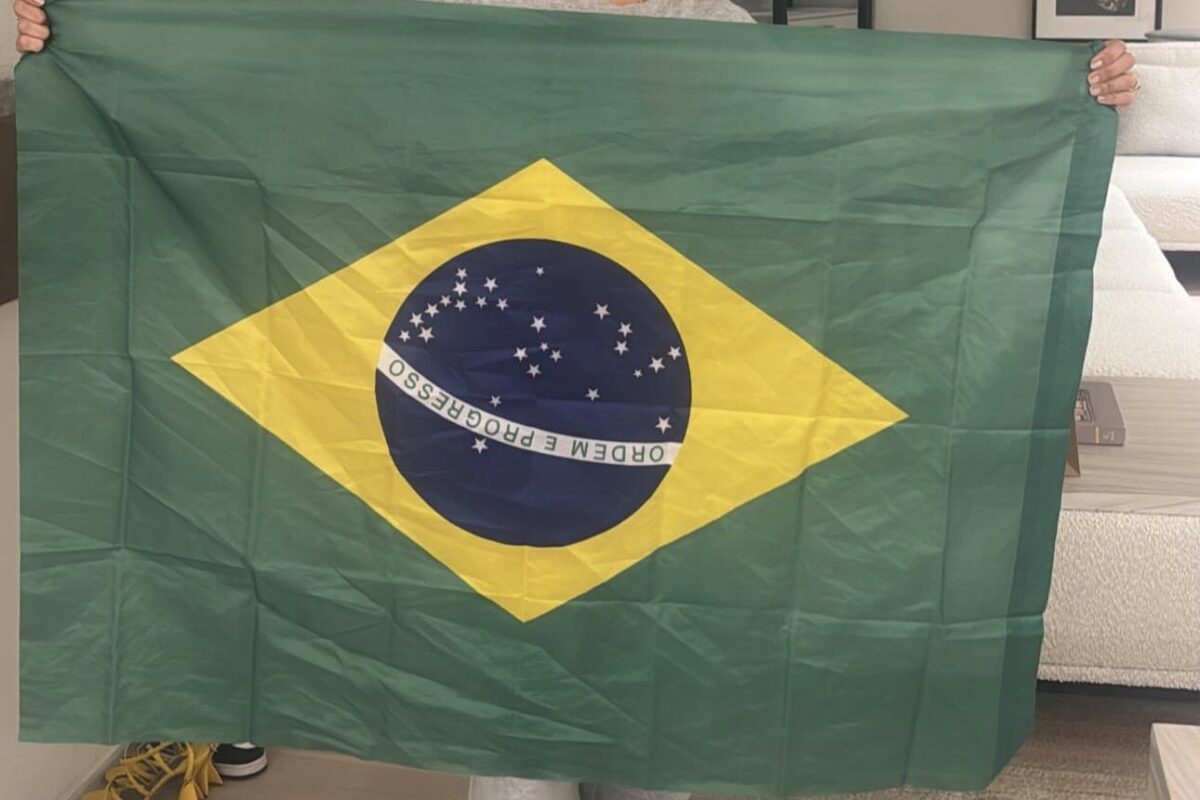 Leigh-Anne Pinnock segura a bandeira brasileira (Reprodução)