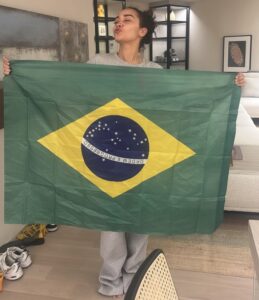 Leigh-Anne Pinnock segura a bandeira brasileira (Reprodução)