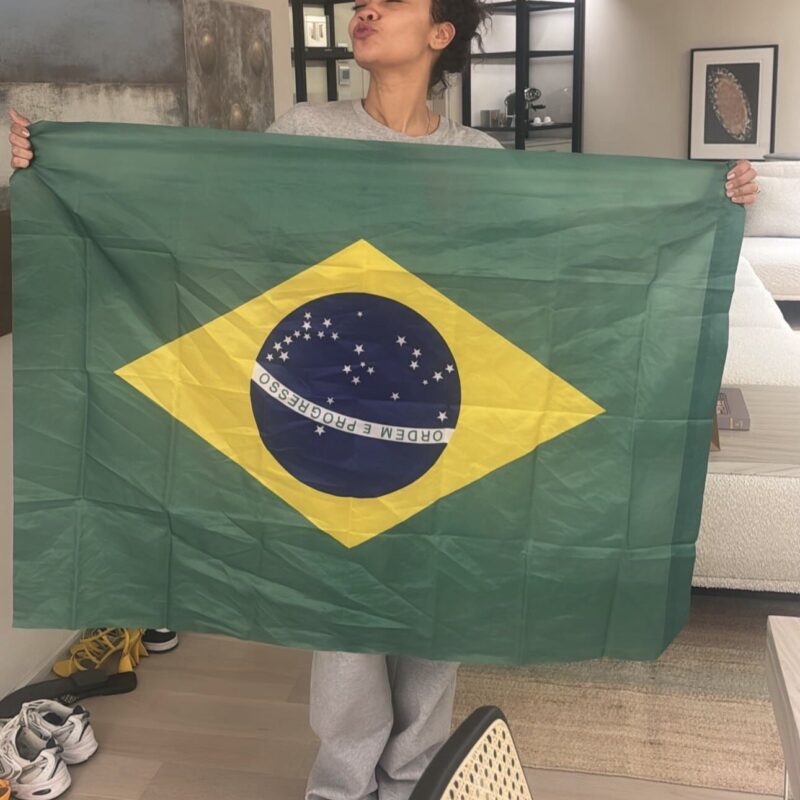 Já pode pedir CPF: Leigh-Anne se joga no Carnaval brasileiro