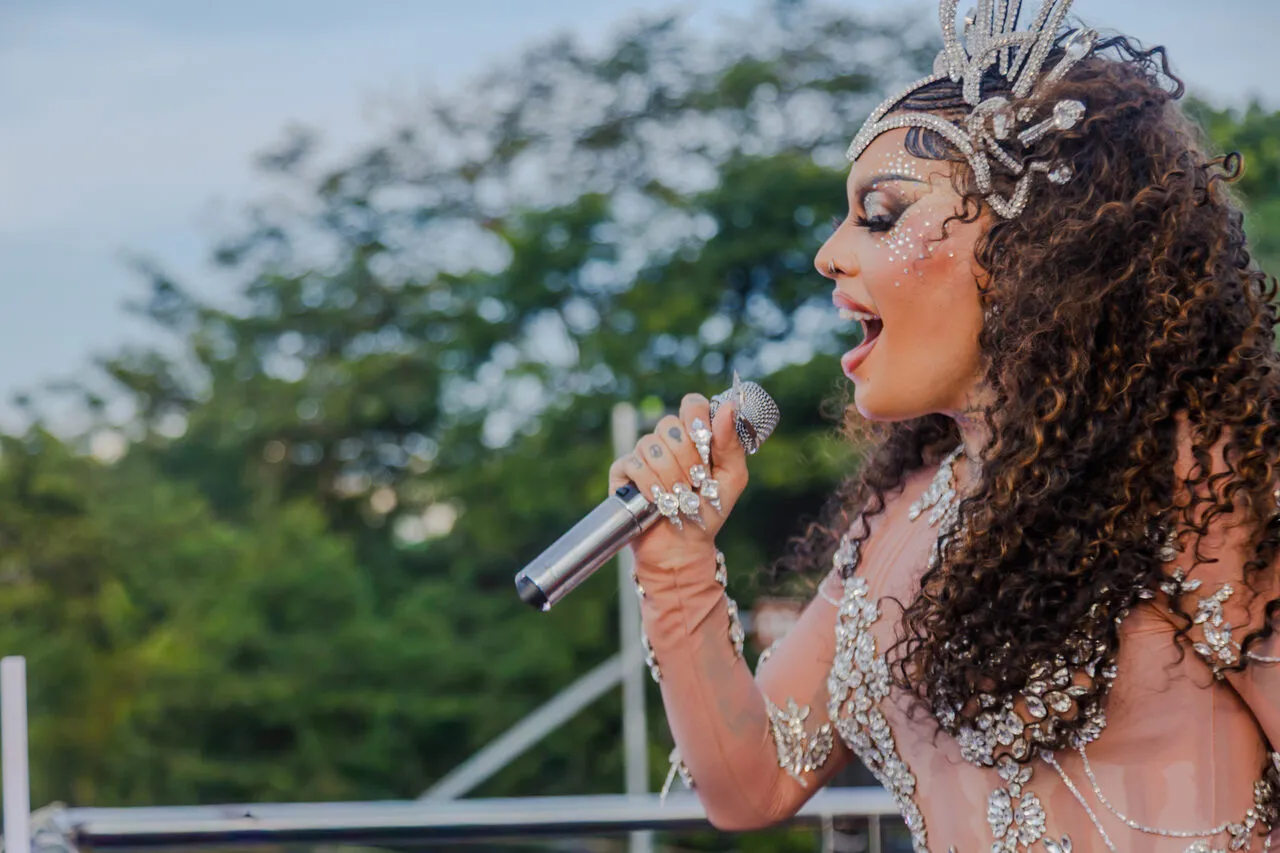 Veja fotos do Carnaval em São Paulo neste sábado (14) 4 Gloria Groove no Parque Ibirapuera (Patrícia Devoraes - Brazil News)