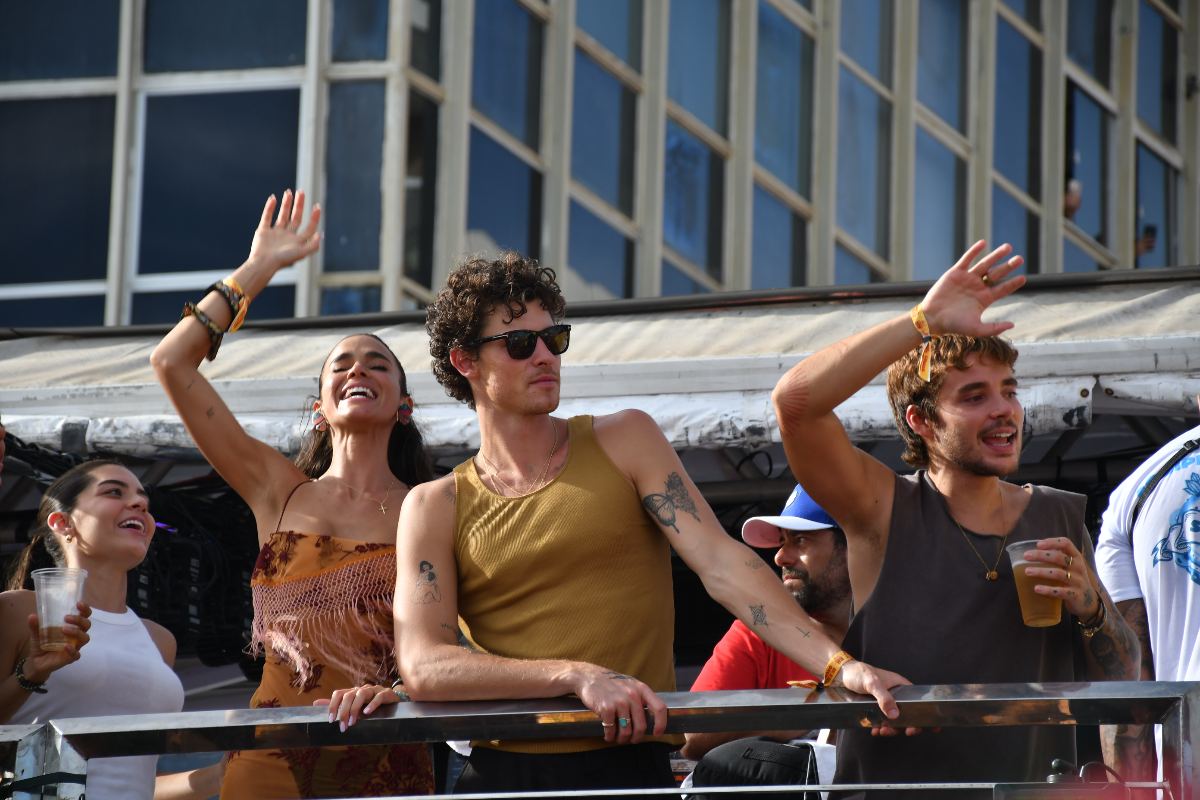 Shawn Mendes marca presença histórica na Bahia e é 'rebatizado' por Ivete 1 Bruna Marquezine, Shawn Mendes e João Lucas(Claudio Cavalheiro/Brazil News)