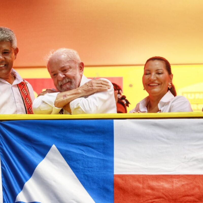 Lula se joga no Carnaval de Salvador ao som de BaianaSystem