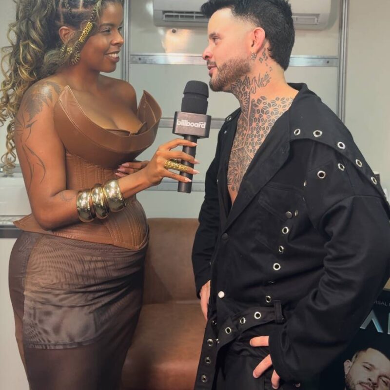 Hitmaker ultrapassa 6 bilhões de streams e recebe placa no Camarote Salvador