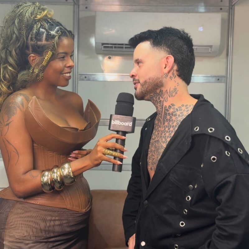 Hitmaker ultrapassa 6 bilhões de streams e recebe placa no Camarote Salvador