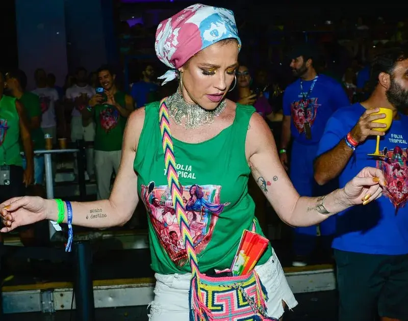 Veja fotos do primeiro dia do Folia Tropical 2026
