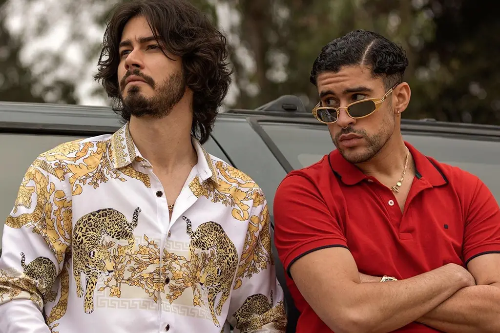 Em casa no Carnaval? Veja lista de filmes com Bad Bunny para maratonar 2 Bad Bunny (à direita) como Arturo “Kitty” Páez em "Narcos: México" (Reprodução/Netflix)