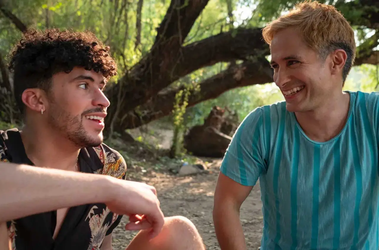 Em casa no Carnaval? Veja lista de filmes com Bad Bunny para maratonar 5 Bad Bunny e Gael García em "Cassandro" (Reprodução)