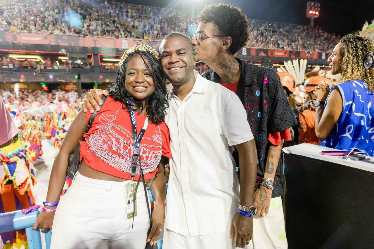 Veja fotos do segundo dia do Alma Rio 2026 6 Pretinho da Serrinha e os filhos Thaiza Correa e O Raro no Alma Rio 2026 (créditos Miguel Sá)