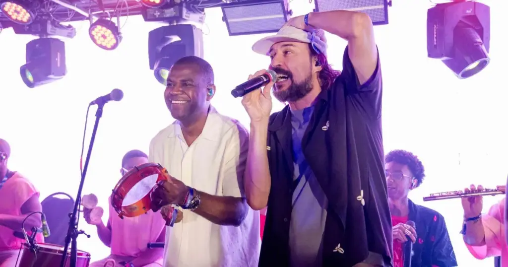 Veja fotos do segundo dia do Alma Rio 2026 1 Gabriel O Pensador e Pretinho da Serrinha no Alma Rio 2026 (crédito Renato Wrobel)