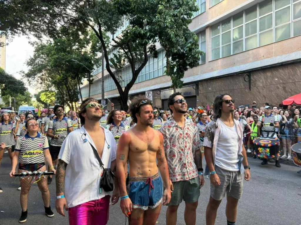 A banda Lagum no início do bloco (reprodução)