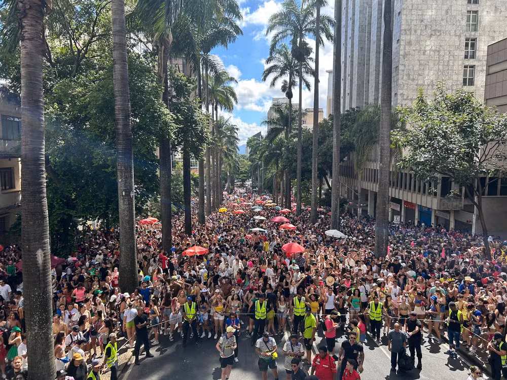 'Bronzeado ruim' vira atração no bloco da Lagum em Belo Horizonte 4 Bloco da banda Lagum lotou a avenida em Belo Horizonte (Luiz Cisi/TVGlobo)