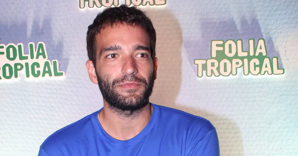 Artistas comentam diferentes experiências no Carnaval do Rio de Janeiro 2 Humberto Carrão no Folia Tropical 2026 (Marcos Ferreira - Brazil News)