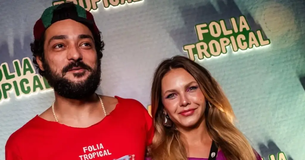 Eduardo Sterblitch viverá cantor em novo programa de humor 1 Eduardo Sterblitch e Louise D'Tuani no Folia Tropical 2026 (reprodução Instagram)