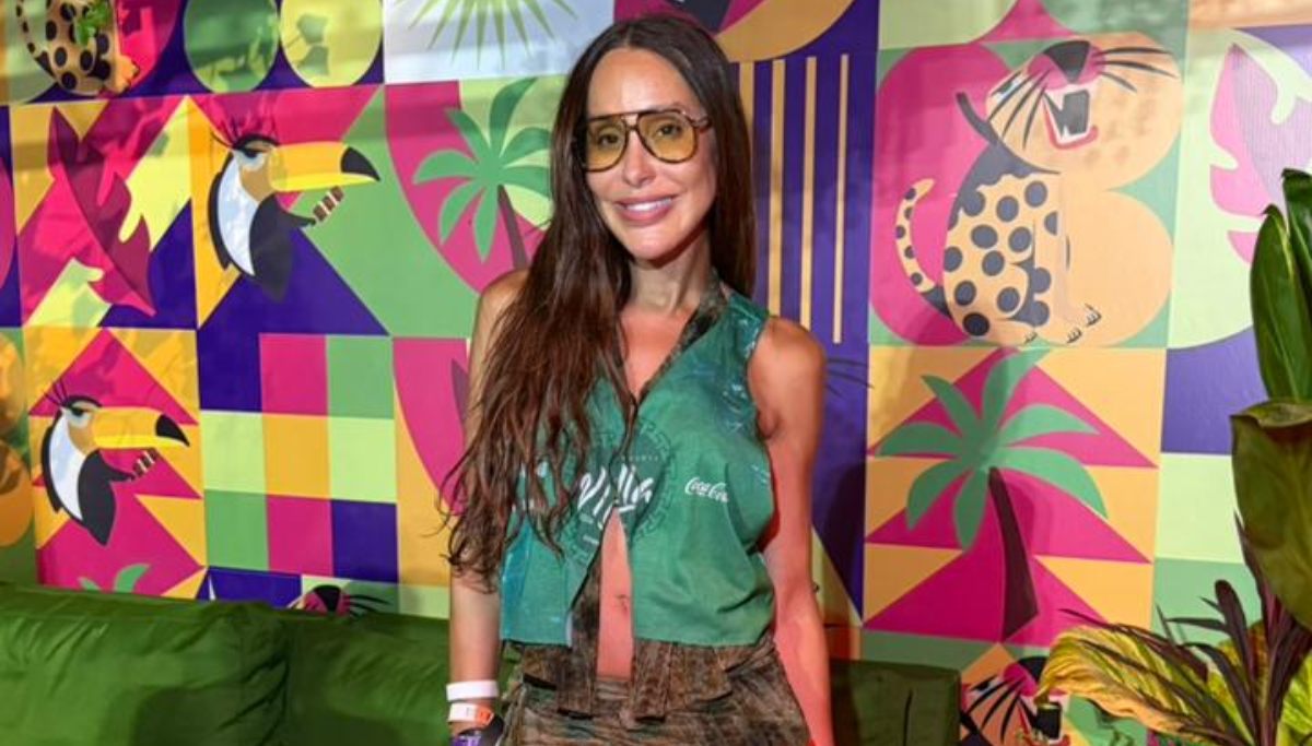 Do corte básico ao brilho: a personalização como identidade no Camarote Villa 1 A atriz Carol Marra e seu abadá customizado (Divulgação)