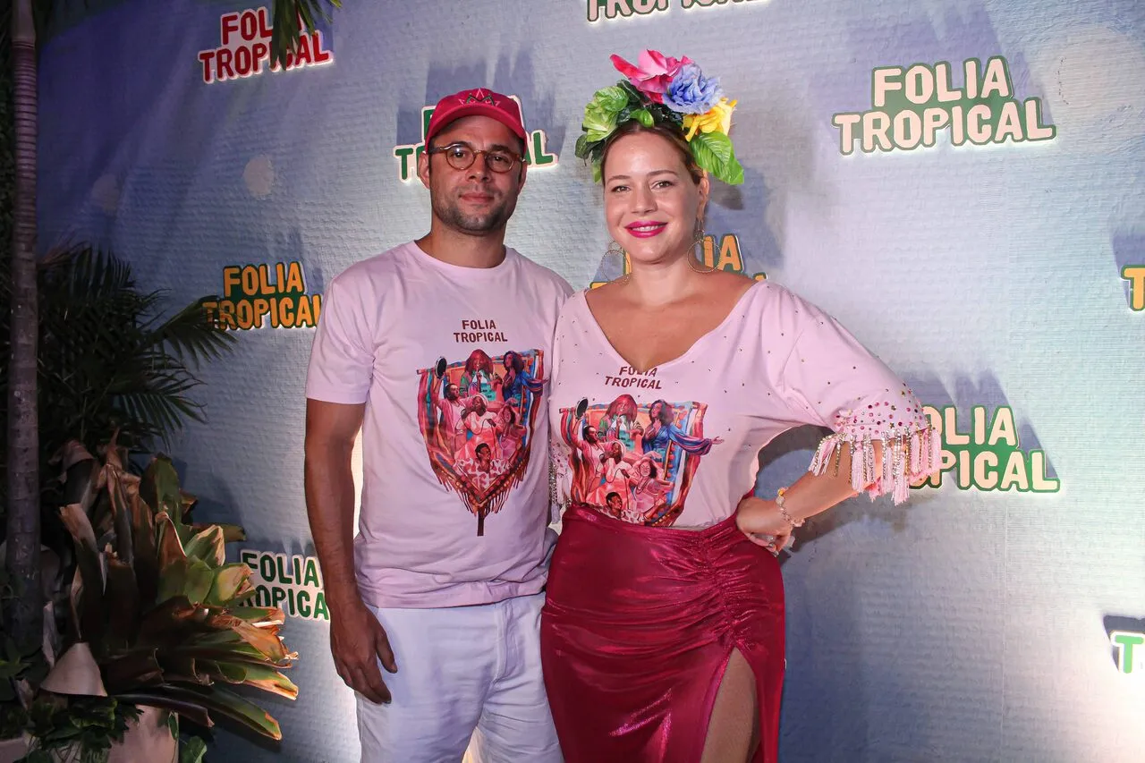Veja fotos do segundo dia do Folia Tropical 2026 3 Leandra Leal e Guilherme Burgos no Folia Tropical 2026 (Marcos Ferreira - Brazil News)
