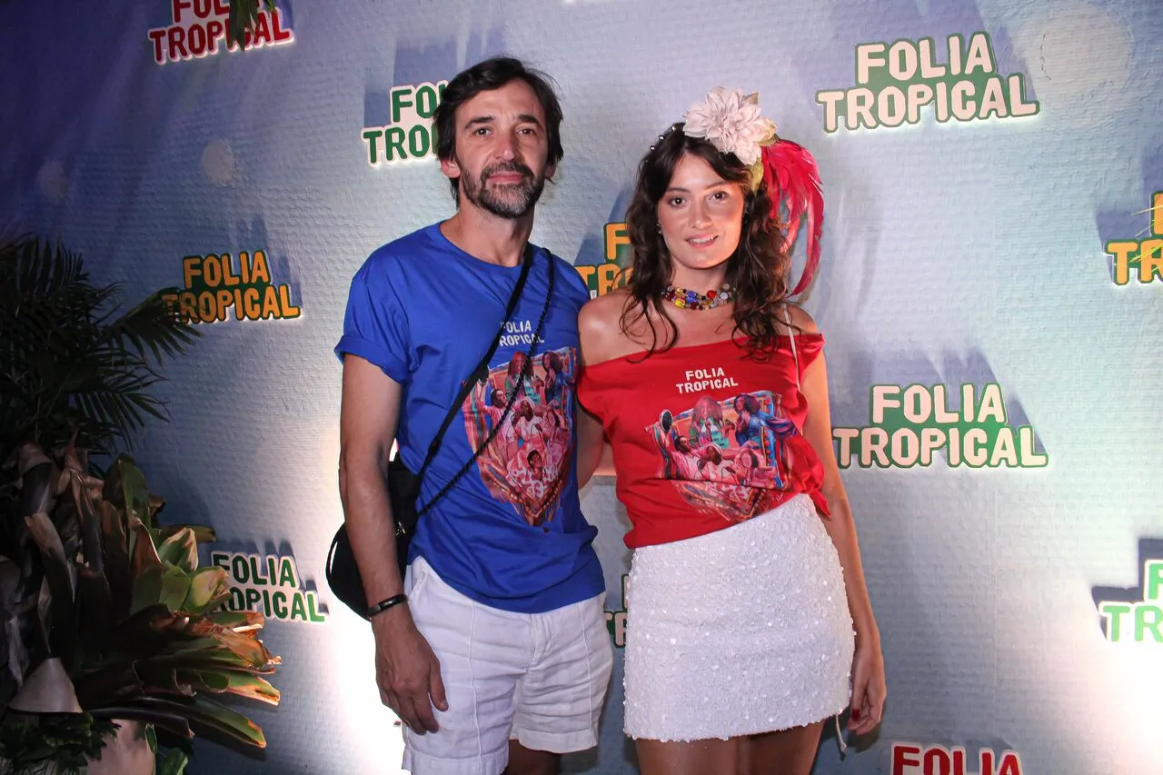 Veja fotos do segundo dia do Folia Tropical 2026 5 Júlio Andrade e Elen Clarice no Folia Tropical 2026 (Marcos Ferreira - Brazil News)