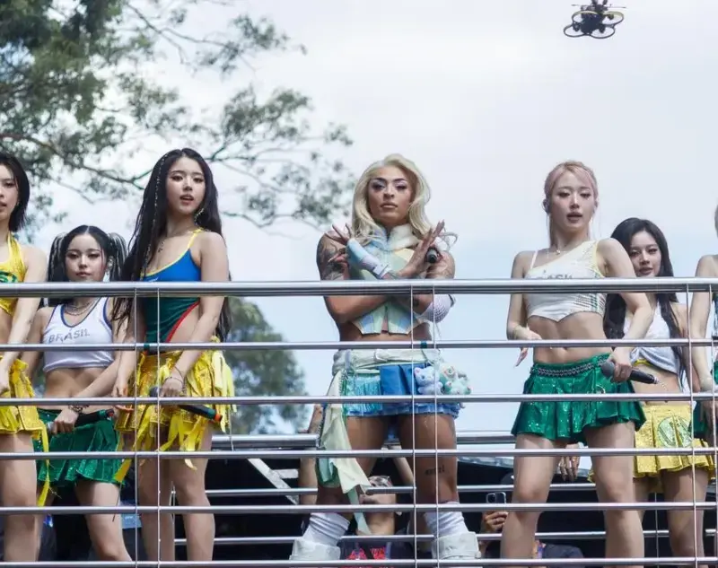 Pabllo Vittar e NMIXX dão spoiler de nova colaboração durante bloco em SP; ouça