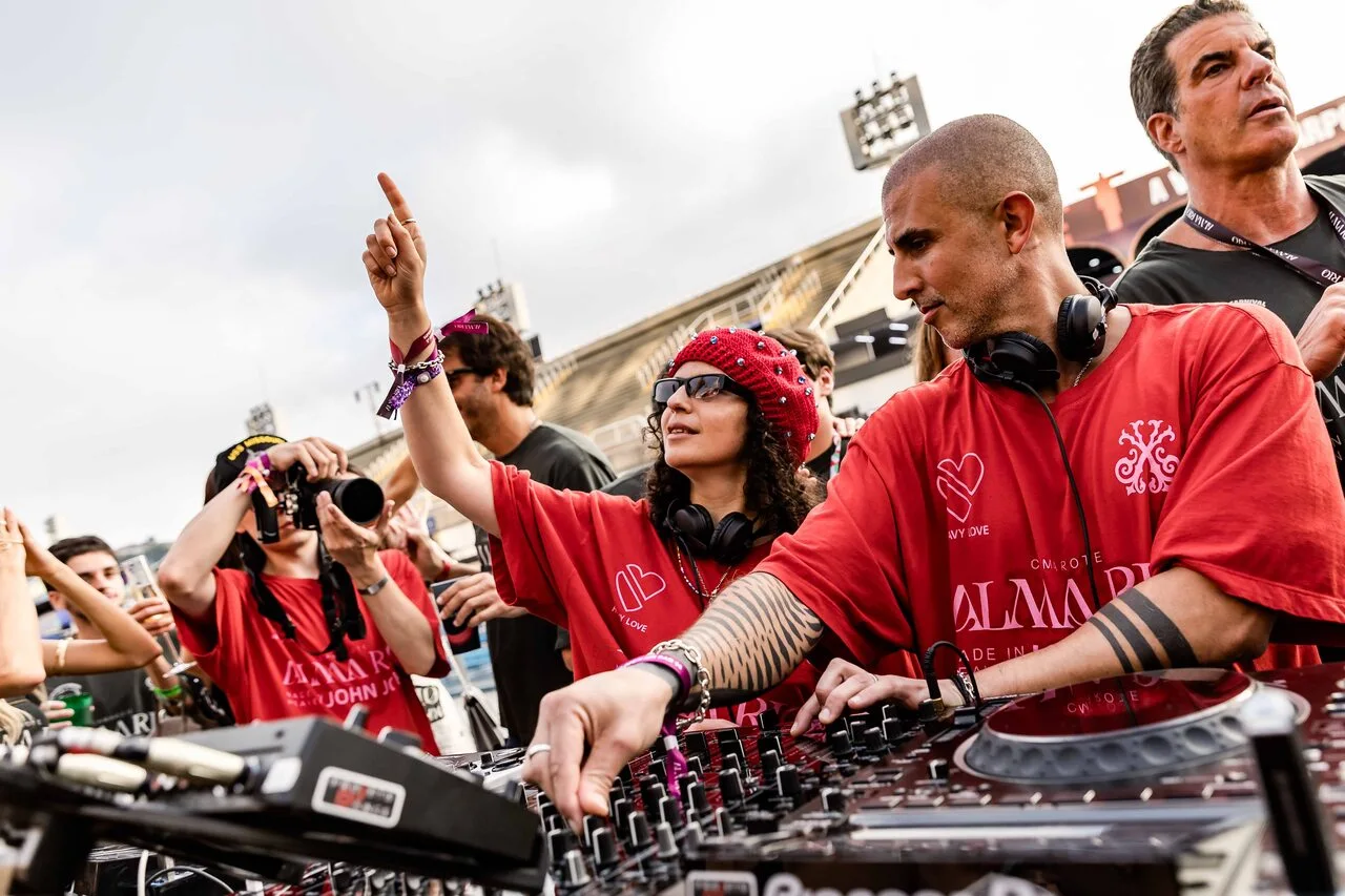 Veja fotos do terceiro dia do Alma Rio 2026 8 DJ DENNIS CRUZ E CARLITA no Alma Rio 2026 (Vitor Brugger)