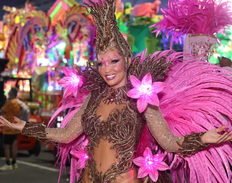 Karinah desfila na Sapucaí com fantasia significativa; veja fotos