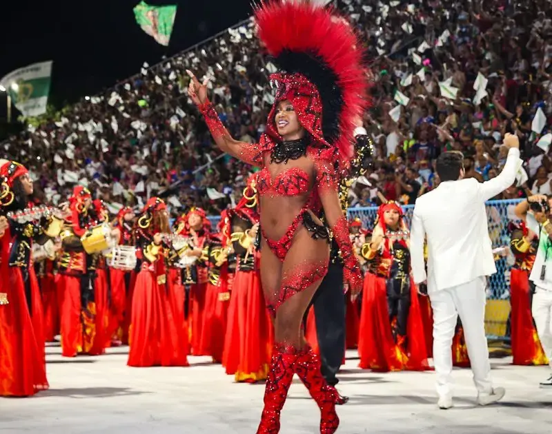 Carnaval: Iza mostra bastidores de fantasia que fez fumaça sair de serpente