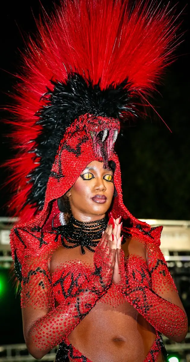 Carnaval: Iza mostra bastidores de fantasia que fez fumaça sair de serpente 2 Iza