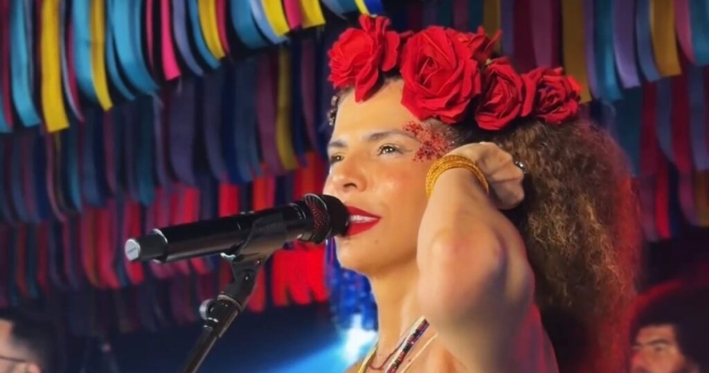 Vanessa da Mata planeja turnê internacional e palestra em Harvard 1 Vanessa da Mata no Camarote Folia Tropical 2026 (Reprodução YouTube)