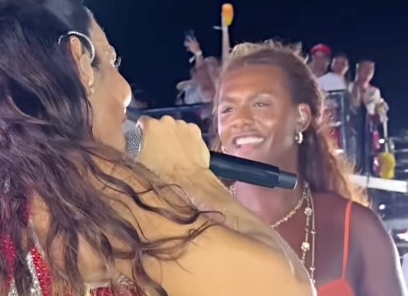 Liniker faz aparição surpresa no trio de Ivete e dupla emociona Barra-Ondina