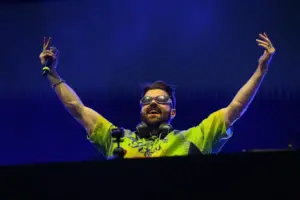 O DJ Alok em performance no Marco Zero (Wesley D'Almeida/ Divulgação)