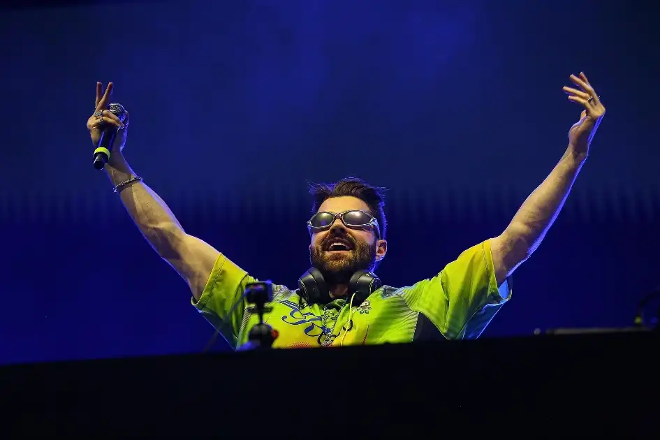 O DJ Alok em performance no Marco Zero (Wesley D'Almeida/ Divulgação)