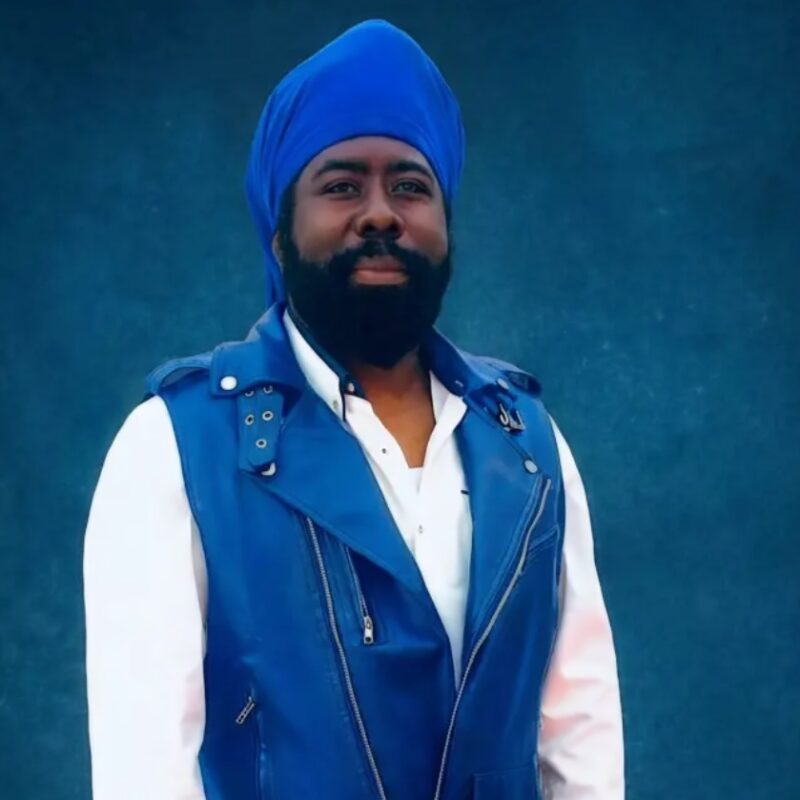 Mona Augustin transforma a world music em ofício de vida